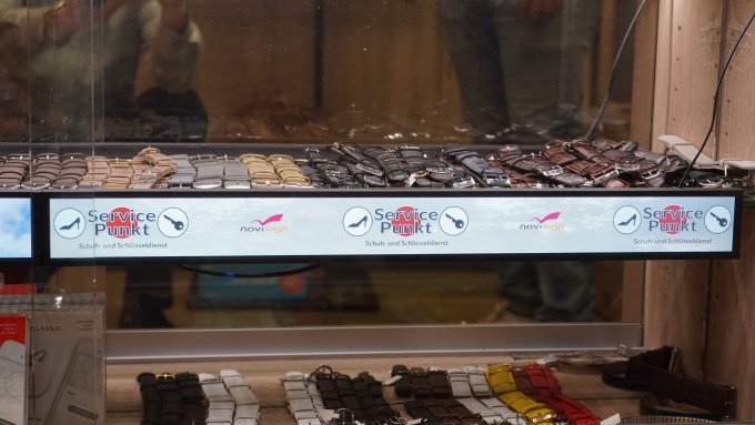 Shelf display takes the advantage of shortage in 'real estate' and attracts the visitors Shelf display with NoviSign software