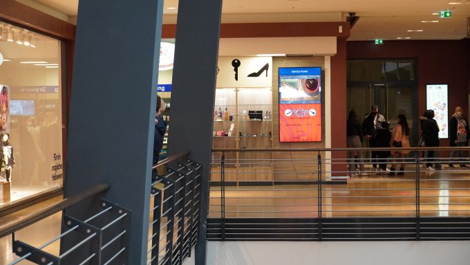 Samsung digital displays in retail