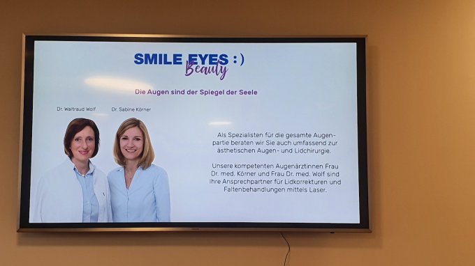 Smile Eyes clinics digital sign